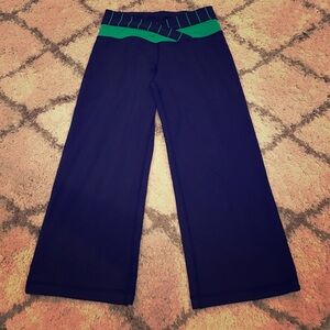 Lululemon sz4 navy with green detail crops